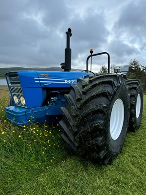 Lot 2 - VINTAGE FORD COUNTY 1164 TRACTOR