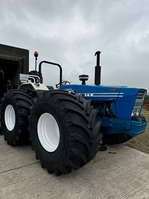Lot 2 - VINTAGE FORD COUNTY 1164 TRACTOR