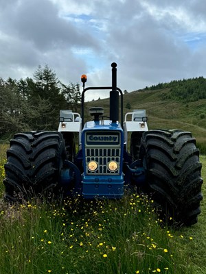Lot 2 - VINTAGE FORD COUNTY 1164 TRACTOR