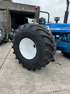Lot 2 - VINTAGE FORD COUNTY 1164 TRACTOR