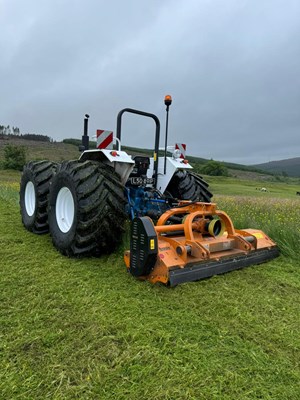 Lot 2 - VINTAGE FORD COUNTY 1164 TRACTOR