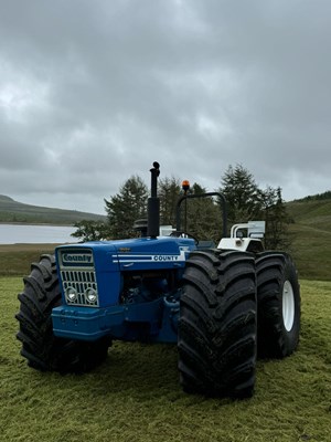Lot 2 - VINTAGE FORD COUNTY 1164 TRACTOR