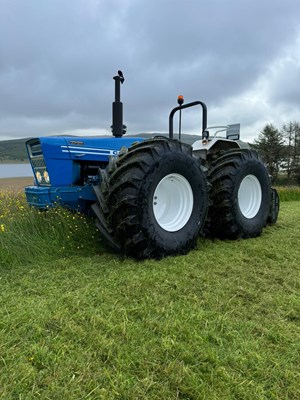 Lot 2 - VINTAGE FORD COUNTY 1164 TRACTOR