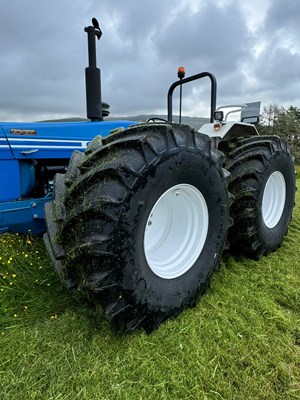 Lot 2 - VINTAGE FORD COUNTY 1164 TRACTOR