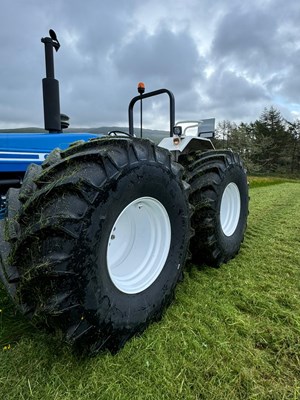 Lot 2 - VINTAGE FORD COUNTY 1164 TRACTOR