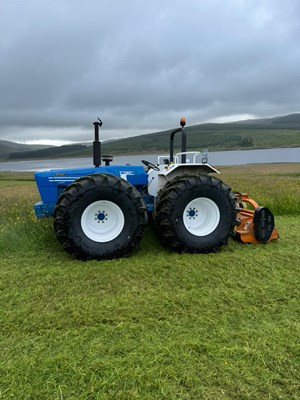 Lot 2 - VINTAGE FORD COUNTY 1164 TRACTOR