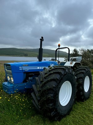 Lot 2 - VINTAGE FORD COUNTY 1164 TRACTOR