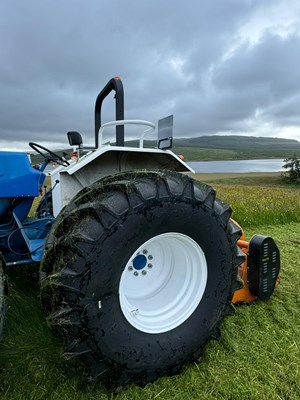 Lot 2 - VINTAGE FORD COUNTY 1164 TRACTOR