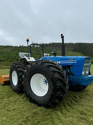 Lot 2 - VINTAGE FORD COUNTY 1164 TRACTOR