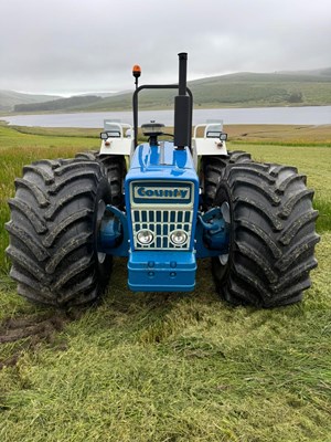 Lot 2 - VINTAGE FORD COUNTY 1164 TRACTOR
