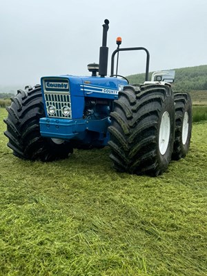 Lot 2 - VINTAGE FORD COUNTY 1164 TRACTOR