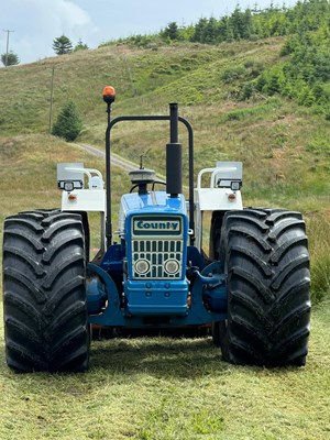 Lot 2 - VINTAGE FORD COUNTY 1164 TRACTOR