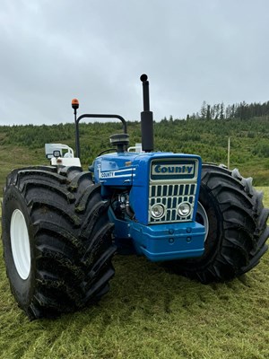 Lot 2 - VINTAGE FORD COUNTY 1164 TRACTOR