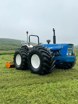 Lot 2 - VINTAGE FORD COUNTY 1164 TRACTOR