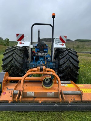 Lot 2 - VINTAGE FORD COUNTY 1164 TRACTOR