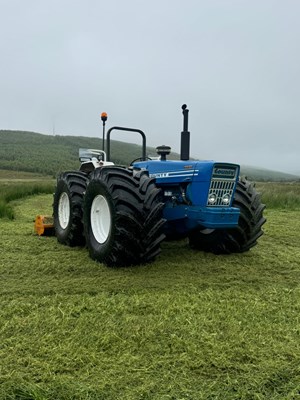 Lot 2 - VINTAGE FORD COUNTY 1164 TRACTOR