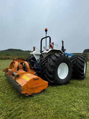 Lot 2 - VINTAGE FORD COUNTY 1164 TRACTOR