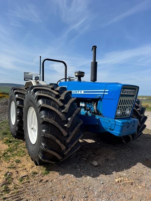 Lot 2 - VINTAGE FORD COUNTY 1164 TRACTOR